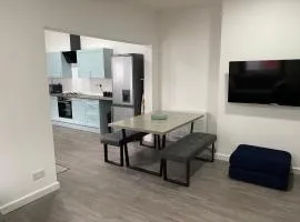 Apex Living NE - Carnegie House 4 Bed House, FREE PARKING FREE WiFi