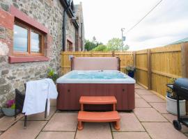 The Old Byre with Hot Tub, cottage in Forgandenny