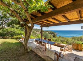 Domus Moon Apartment with sea view Villasimius，位于维拉西米乌斯的酒店