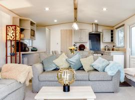 Pinecone Lodge, holiday home in Sherburn