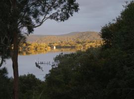 Blue Gum Cottage on Bay, bed and breakfast en Bensville