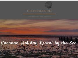 The Cockle Shell Caravan, Seaview Holiday Park, Whitstable, mökki kohteessa Whitstable