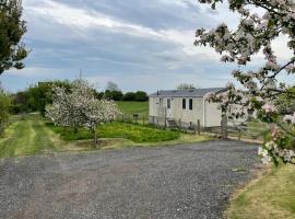 Plum Tree Lodge Set in 2 acres of Private Land, hotel v destinácii Coundon