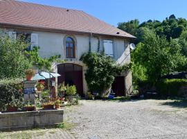 Spacious apartment in old farm close to Lac de Vouglans, hotel near Vouglans Lake, La Tour-du-Meix