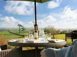 Linhay at East Trenean Farm -Luxury retreat for 2 with stunning rural views, private hot tub and EV charging