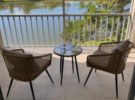 Great location with lake view, hotel perto de Kensington Golf & Country Club, Naples