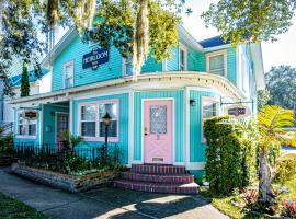 The Heirloom Inn，山多拉山多拉歷史社會博物館（Mount Dora Historical Society Museum）附近的飯店