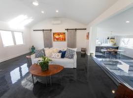 Westside Paso Wine Trail Guest House with firepit, BBQ on lavender farm, hotel v destinaci Templeton