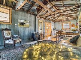 The Shearing Shed - Boutique Farm Stay、カウラのホテル