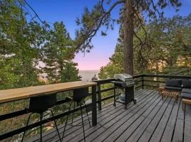Updated Mountain Cabin Retreat with 180 views off Deck and Balcony โรงแรมในRunning Springs