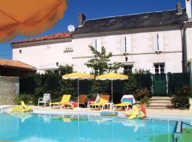 Maison de charme avec piscine chauffée et jardin privé, idéale pour familles - FR-1-653-85, hotel in Saint-Cybardeaux