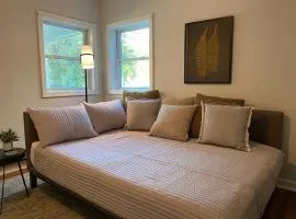 Cozy studio, minutes from downtown. Quiet.