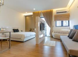 Cheras Lovely Studio House with Netflix and free car park, pet-friendly hotel in Cheras