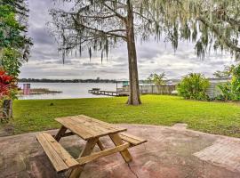 Waterfront Vacation Rental on Lake Mirror!, room in Winter Haven