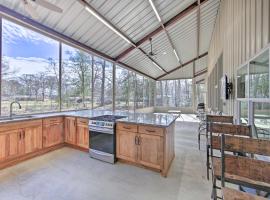 Home with Screened Porch - Near Toledo Bend Lake!, hotel with parking in Hemphill
