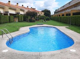 Apartamento con piscina en Portosín, מקום אירוח ביתי בפורטוסין