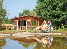 Herons Brook Retreat Lodges, holiday park in Narberth