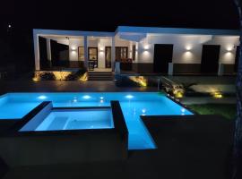 Luxury Villa Anemone with private pool, hotel with parking in Pastida
