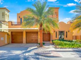 FAM Living - Palm Jumeirah - Beach Villas with Private Pool, chata v Dubaji