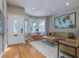 Sunny convenient home w/ private patio! Easy walk to everything!, Hotel in Boston