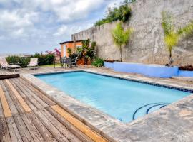 Vieques Island House with Caribbean Views and Pool!，別克斯島的小屋