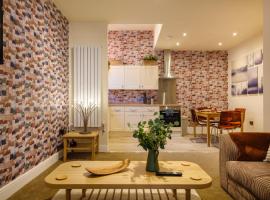 Flat 2, The Old Antiques Warehouse - FREE off-site Health Club access with Pool, Sauna, Steam Room & Gym, hotel in Bowness-on-Windermere