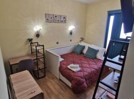 Serafi Cozy Rooms, hotel di Archangelos