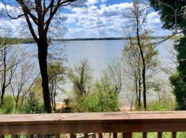 2 BR Newly Renovated Waterfront Home; 10 min from MGM & the Gaylord, hotel in Fort Washington