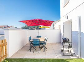 LE COMMODORE Maison avec piscine/parking/wifi/plages 5kms, hotel with parking in Les Mathes