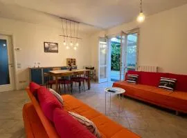 A 2 passi dal mare - seaside apt with backyard