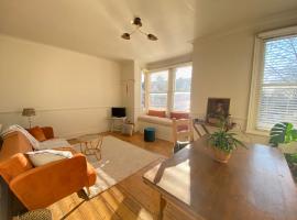 Stylish Apt London Excel Olympic close to station, hotel in zona Stazione Metro Snaresbrook, Londra