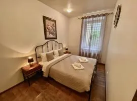 Courtyard gallery apartment with free parking
