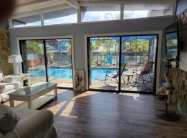 WaterFront Mid Century Cottage - Close to beach - 2 BR 3 BA, hotel di Ruskin