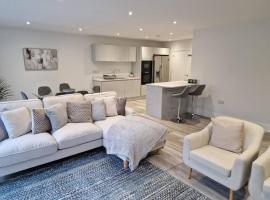 Luxury 3 Bed House, Parking, Garden and 2 Office desks 2: Southbourne şehrinde bir tatil evi