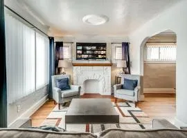 "Elizabeth Lake House" ~Sleeps 7~ Pontiac/GM Exec