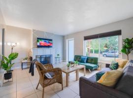 Awesome house At Coral way W Private patio & Parking, hotel en Miami