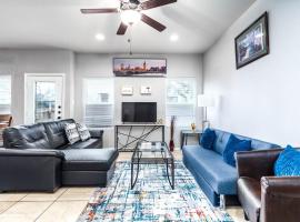 Oversized Modern 3BR 3BA Home w 12 Arcade Games & HotTub- 5mins to Airport w Private Garage, hotel a San Antonio