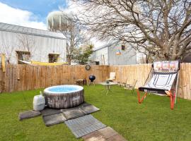 SA Family Home 3BR 3BA Home w 12 Arcade Games & HotTub- 5mins to Airport w Private Garage, holiday rental in San Antonio