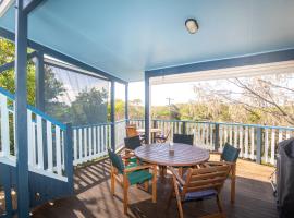 The Blue House - 100M TO BEACH, PET FRIENDLY, BIG HOUSE, SLEEPS 8, holiday home in Point Lookout
