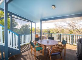 The Blue House - 100M TO BEACH, PET FRIENDLY, BIG HOUSE, SLEEPS 8, villa in Point Lookout