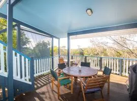 The Blue House - 100M TO BEACH, PET FRIENDLY, BIG HOUSE, SLEEPS 8