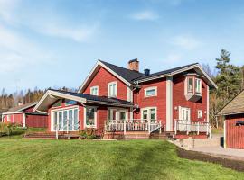 Awesome Home In Idkerberget With Lake View، فندق في Grangärde