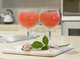 Zen Ocean Charm 3BR Luxury W/front Apt Pool + BBQ, khách sạn sang trọng ở Darwin