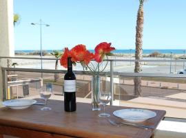 Studio en Front de Mer à Saint-Pierre-la-Mer avec Loggia - 100m de la Plage, 200m du Centre - FR-1-229D-61, hotel in Fleury