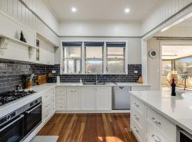 Elegant, Stunning & Central! East Side Gem!, holiday home in Toowoomba