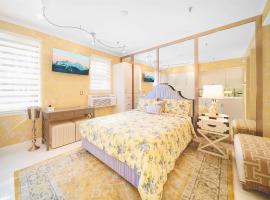 Renovated studio in the heart of Palm Beach with free valet parking, hotel di Palm Beach