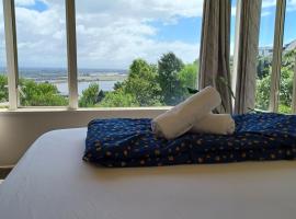 Homestay, millions dollars view at Mount Pleasant, boende med självhushåll i Christchurch