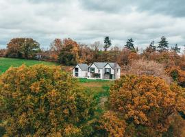 The Loft Studio apartment - above detached new build garage, hotel in Llanymynech