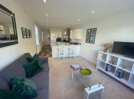 Light and Modern 2BR 1.5BA, newly refurbished!, apartment in Raynes Park