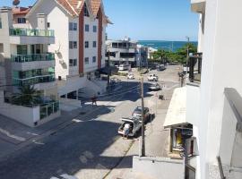 Hermoso departamento en Bombas con vista al mar, hotel with parking in Bombinhas